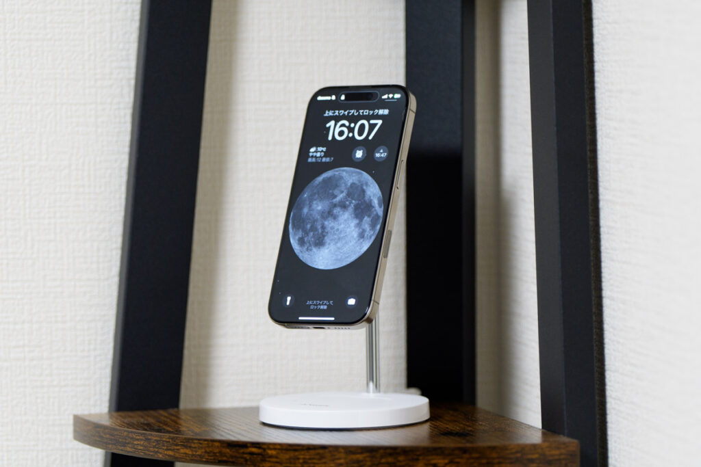 Anker MagGo Wireless Charger (2-in-1, Stand) を棚に置いている様子