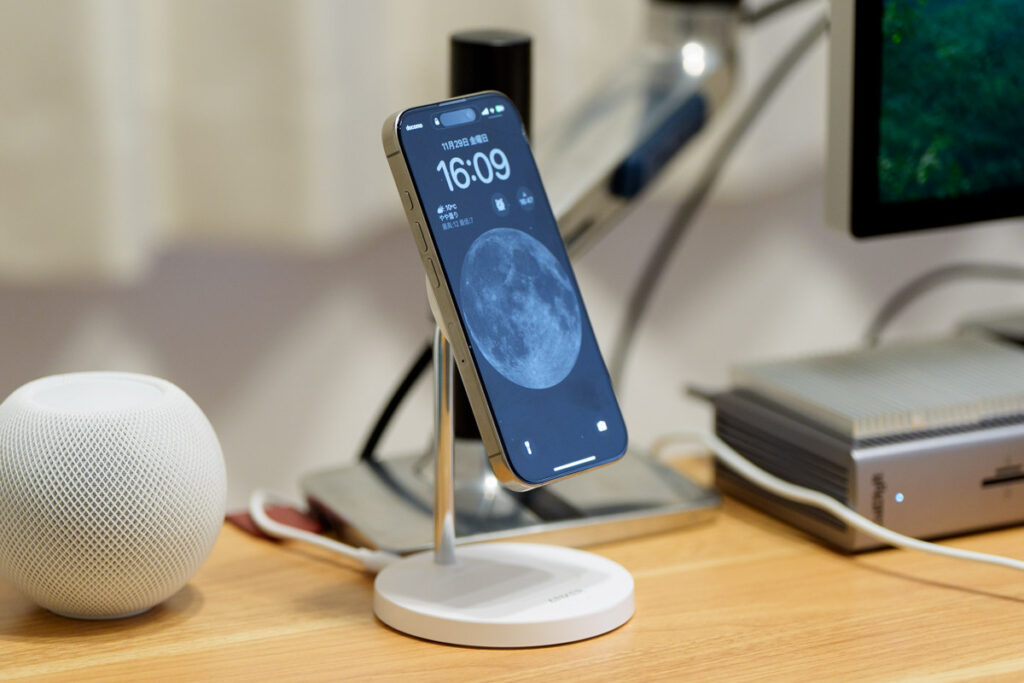 Anker MagGo Wireless Charger (2-in-1, Stand) をデスクに置いている様子