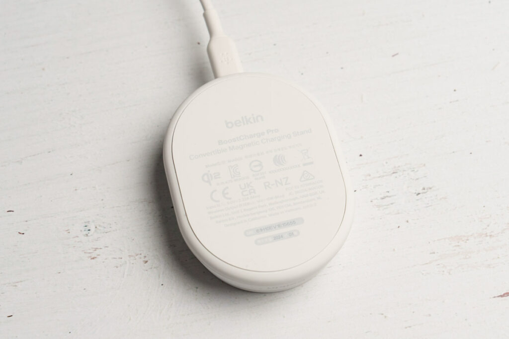 Belkin BoostCharge Pro Qi2 折りたたみ式ワイヤレス充電スタンドの底面