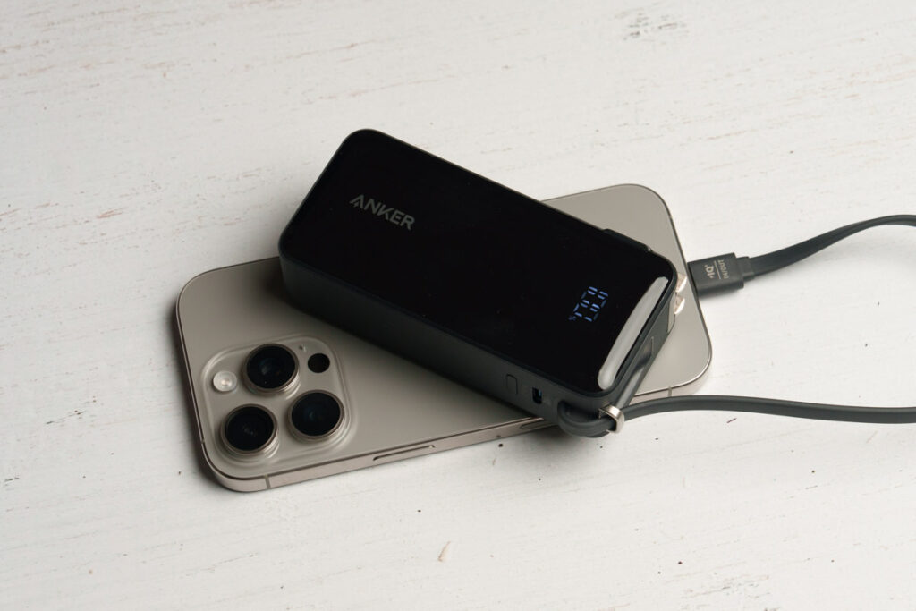 Anker Power Bank (10000mAh, Fusion, Built-In USB-C ケーブル)でiPhone 16 Proを充電している様子