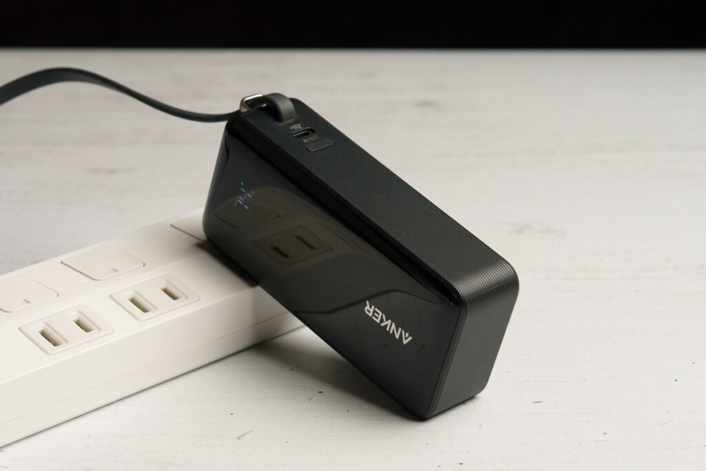 Anker Power Bank (10000mAh, Fusion, Built-In USB-C ケーブル)をコンセントに説蔵している様子