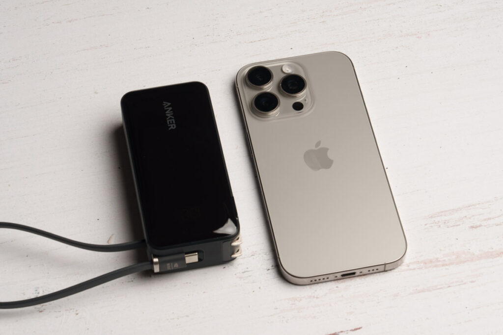 Anker Power Bank (10000mAh, Fusion, Built-In USB-C ケーブル)とiPhone 16 Proとのサイズ比較