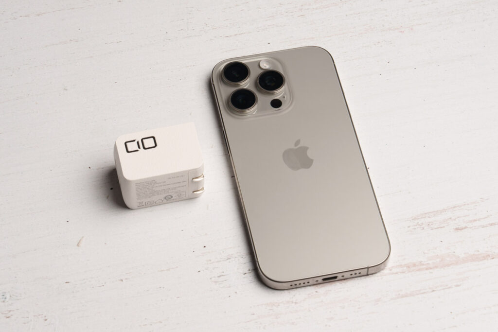 CIO NovaPort DUO II 45WとiPhone 16 Proとのサイズ比較