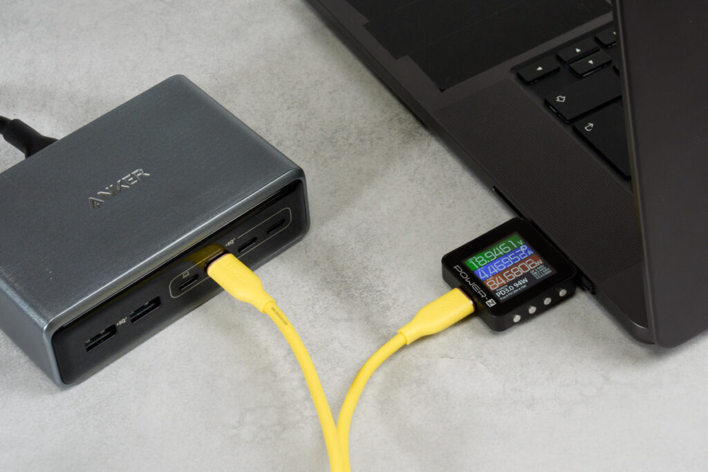 Anker Prime Charger (200W, 6 Ports, GaN)で16インチMacBook Proを充電している様子