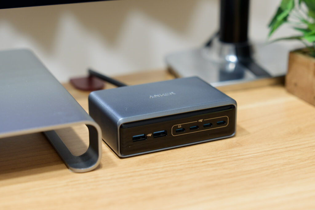 Anker Prime Charger (200W, 6 Ports, GaN)をデスクに設置している様子