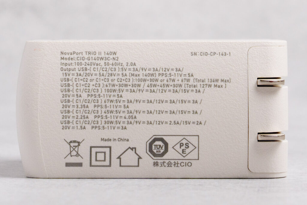 CIO NovaPort TRIO II 140W本体に表示された仕様と各種マーク