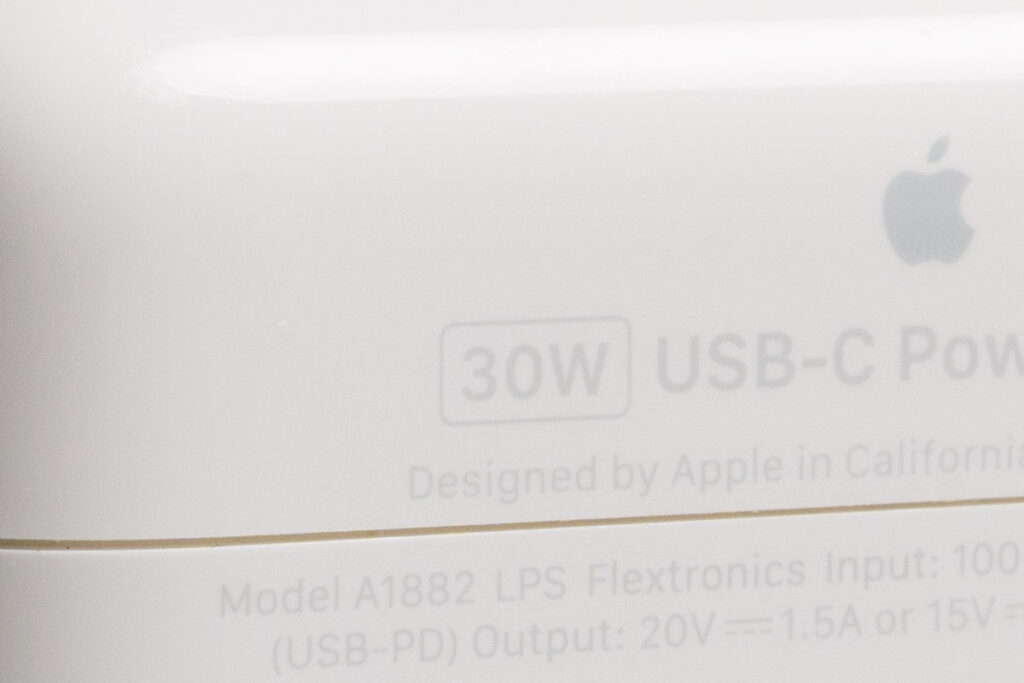 Apple 30W USB-C電源アダプタの「30W」の表示