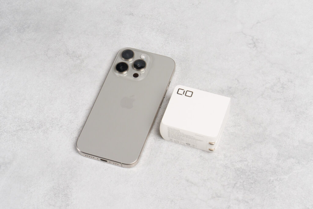 CIO NovaPort TRIO II 140WとiPhone 16 Proとのサイズ比較