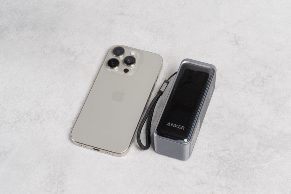 Anker Prime Power Bank (9600mAh, 65W, Fusion)とiPhone 16 Proとのサイズ比較