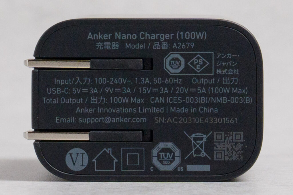 Anker Nano Charger (100W)本体に表示された仕様と各種マーク