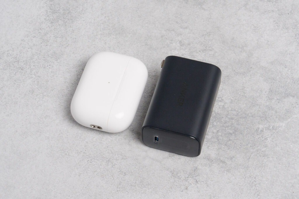 Anker Nano Charger (100W)とAirPods Pro 2とのサイズ比較