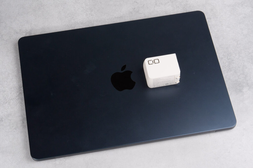 CIO NovaPort DUOⅡ 67Wと13インチMacBook Air（M2）とのサイズ比較