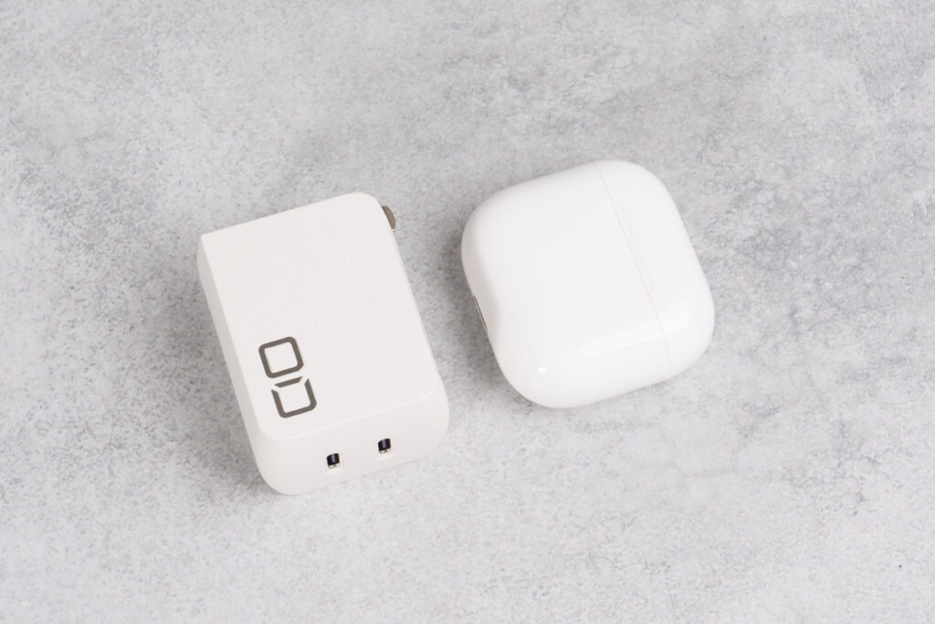 CIO NovaPort DUOⅡ 67WとAirPods 4とのサイズ比較