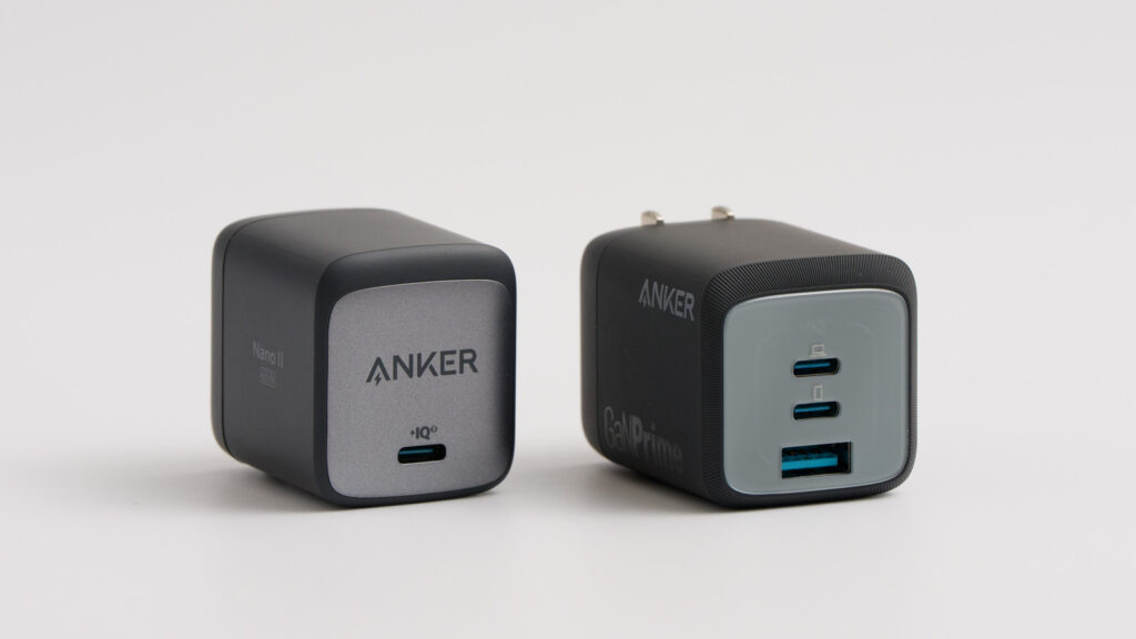 Anker Nano II 65WとAnker Prime Wall Charger (67W, 3 ports, GaN)を並べている様子