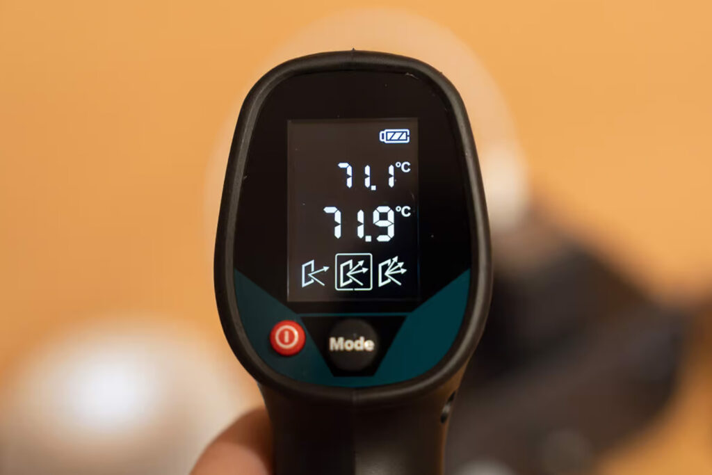 Anker Nano II 65Wの充電時の表面温度を計測している様子