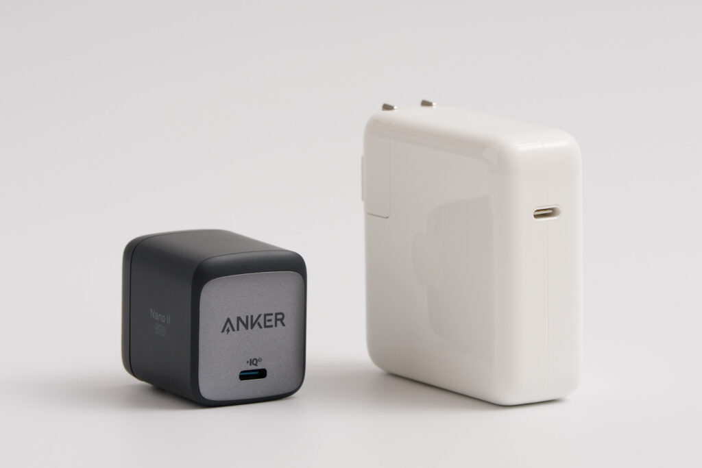 Anker Nano II 65WとApple 67W USB-C電源アダプタとのサイズ比較