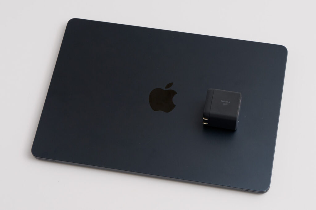 Anker Nano II 65Wと13インチMacBook Airとのサイズ比較