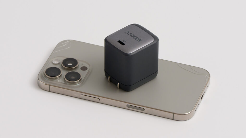 Anker Nano II 65WとiPhone 16 Proとのサイズ比較