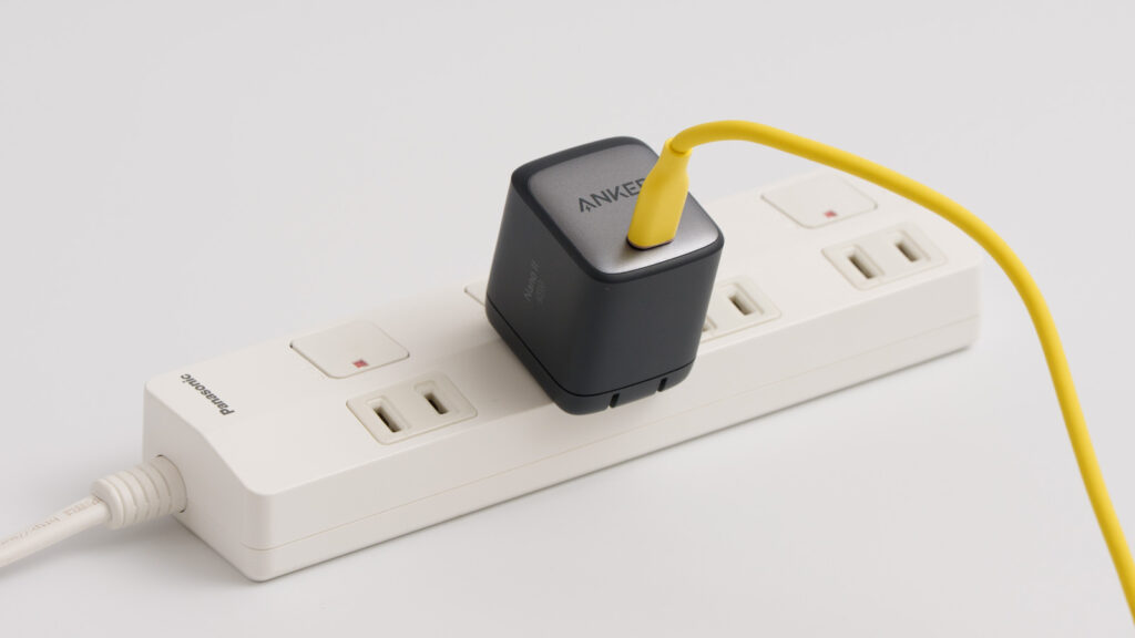 Anker Nano II 65Wを電源タップに接続している様子