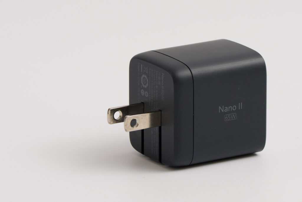 Anker Nano II 65Wの折りたたみ式電源プラグ