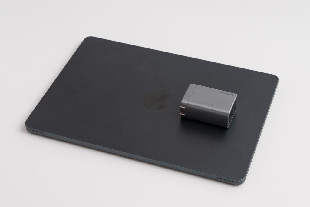 Anker Prime Charger (100W, 3 Ports, GaN)と13インチMacBook Air（M2）とのサイズ比較