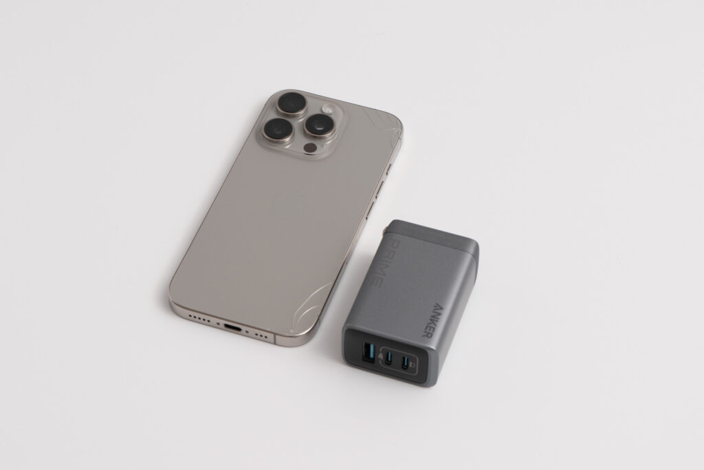 Anker Prime Charger (100W, 3 Ports, GaN)とiPhone 16 Proとのサイズ比較