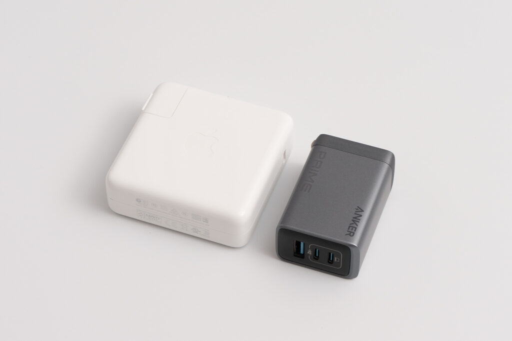 Anker Prime Charger (100W, 3 Ports, GaN)とApple 96W USB-C電源アダプタとのサイズ比較