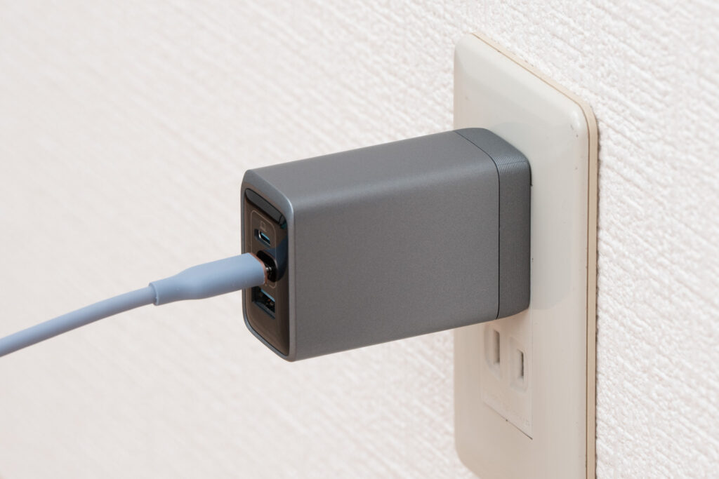 Anker Prime Charger (100W, 3 Ports, GaN)を壁のコンセントに挿している様子