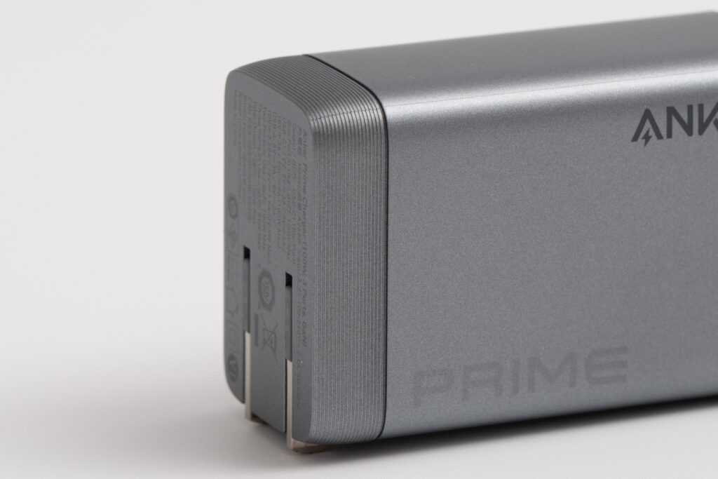 Anker Prime Charger (100W, 3 Ports, GaN)のライン状の装飾