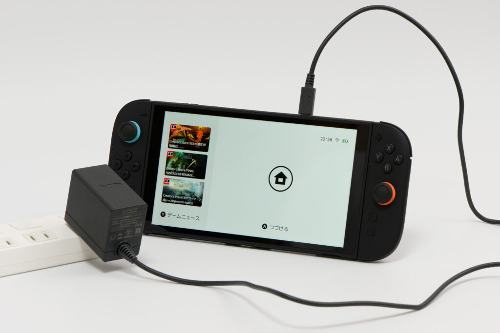 Switch 2におすすめの代用充電器をご紹介!携帯モード・TVモードで必要なワット数は? 初代Switch付属の充電器でSwitch 2を充電している様子