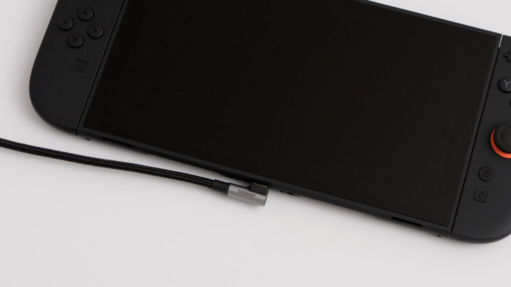 Switch 2におすすめの代用充電器をご紹介!携帯モード・TVモードで必要なワット数は? UGREENのL字型USB-CケーブルをSwitch 2に接続している様子