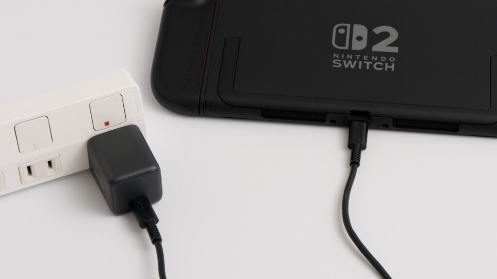 Switch 2におすすめの代用充電器をご紹介!携帯モード・TVモードで必要なワット数は? UGREEN 30W USB-C充電器でSwitch 2を充電している様子