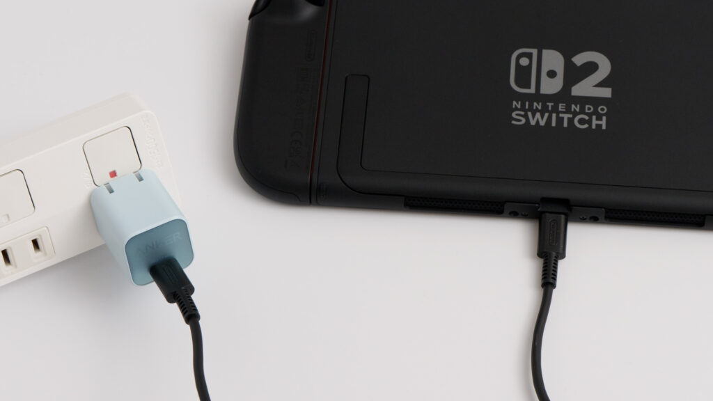 Switch 2におすすめの代用充電器をご紹介!携帯モード・TVモードで必要なワット数は? Anker 511 Charger (Nano 3, 30W)でSwitch 2を充電している様子