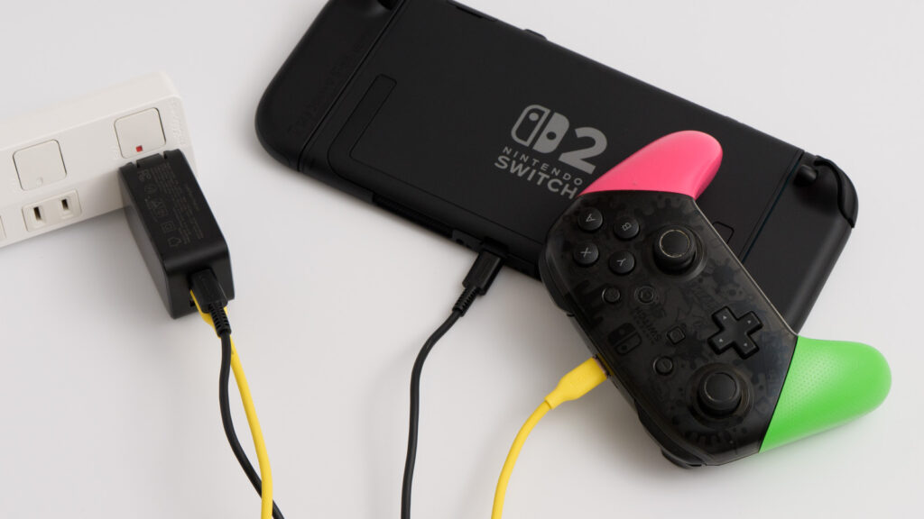 Switch 2におすすめの代用充電器をご紹介!携帯モード・TVモードで必要なワット数は? UGREEN Nexode 65WでSwitch 2とプロコンを充電している様子