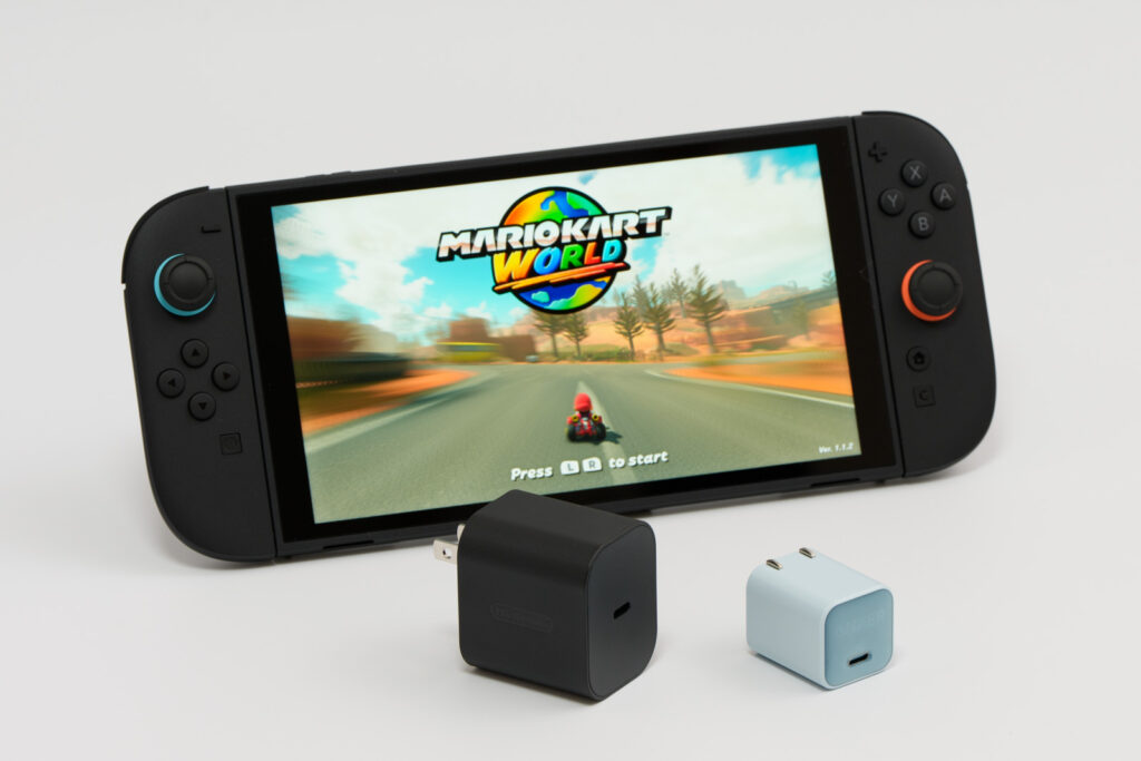 Switch 2におすすめの代用充電器をご紹介!携帯モード・TVモードで必要なワット数は? Switch 2と付属充電器、Ankerの30W充電器