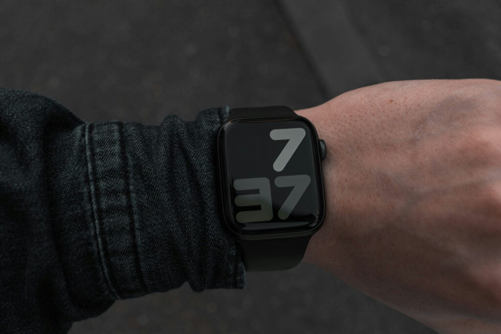 Apple Watchのセルラーモデルとは?GPSモデルとの違いは?どっちを選ぶべきかを解説 Apple Watchを身に付けている様子